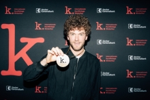 Douwe Dijkstra gewinnt den Hauptpreis des Internationalen Wettbewerbs mit «Neighbour Abdi» (Niederlande 2022). Douwe Dijkstra gewinnt den Hauptpreis des Internationalen Wettbewerbs mit «Neighbour Abdi» (Niederlande 2022).